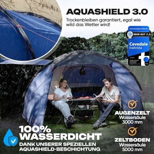Zwei Personen sitzen bei Regen in einem wasserdichten Zelt.