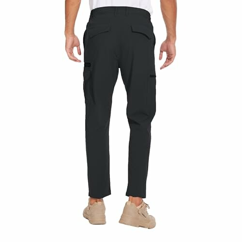 Rückansicht von schwarzen Cargo-Hosen