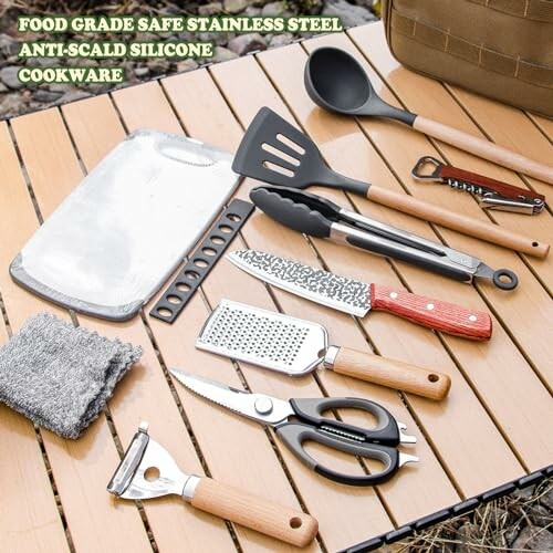 Kochutensilien aus Edelstahl und Silikon auf Holztisch