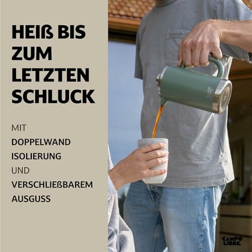 Person gießt heißen Kaffee in eine Tasse.