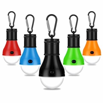 Fünf bunte Campinglampen mit Haken.