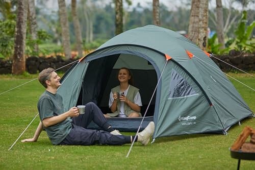 Paar genießt Camping vor einem Zelt
