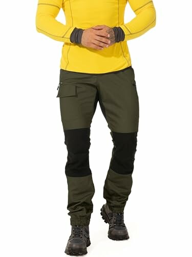 Mann in gelbem Oberteil und Outdoor-Hose