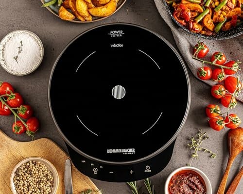 Induktionskochfeld mit frischem Gemüse und Gewürzen