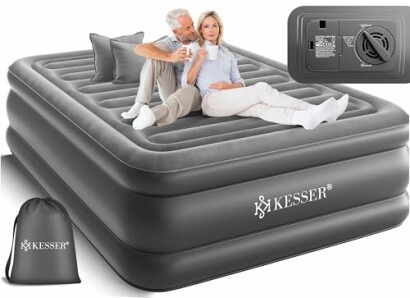 Älteres Paar sitzt auf einer grauen Luftmatratze mit eingebauter Pumpe.
