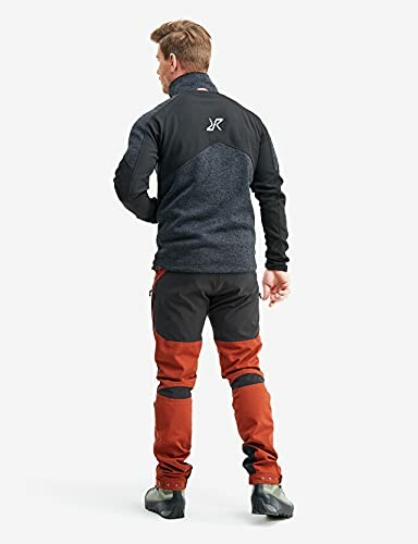 Mann in Outdoor-Kleidung von hinten