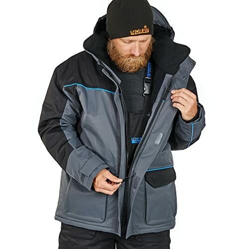Mann trägt eine warme Winterjacke.