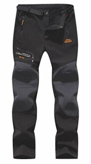 Schwarze Wanderhose für Herren mit Taschen und Gürtel.