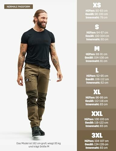 Mann in schwarzem T-Shirt und brauner Hose mit Größentabelle.