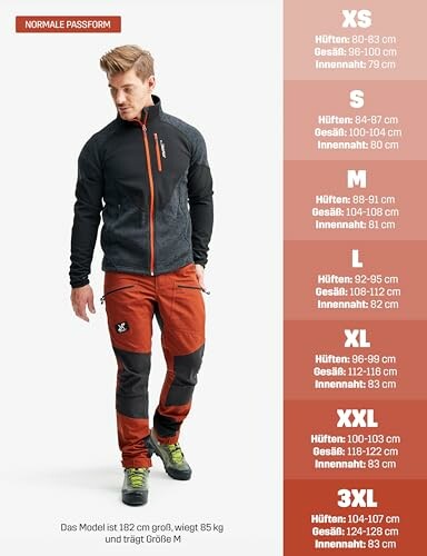 Mann in Sportkleidung mit Größentabelle.