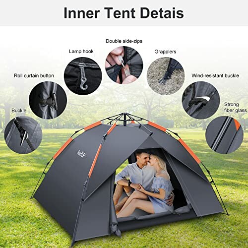 Paar sitzt in einem grauen Pop-up-Zelt mit Merkmalen.