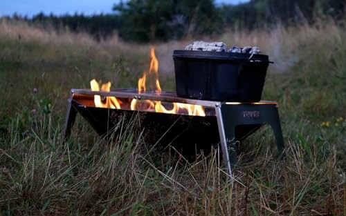 Tragbare Feuerstelle mit Topf auf einer Wiese