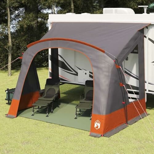 Zeltanbau an Wohnmobil mit zwei Stühlen