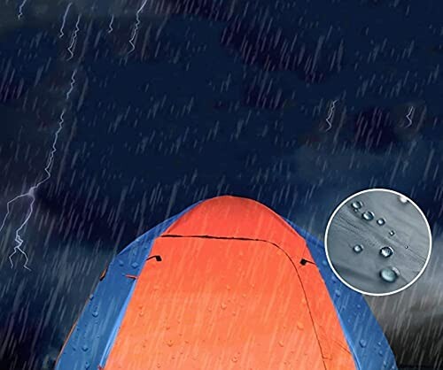 Zelt im Regen mit Nahaufnahme von Wassertropfen